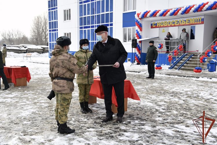 Военнослужащим Центрального округа Росгвардии вручили ключи от новых служебных квартир (фото, видео)
