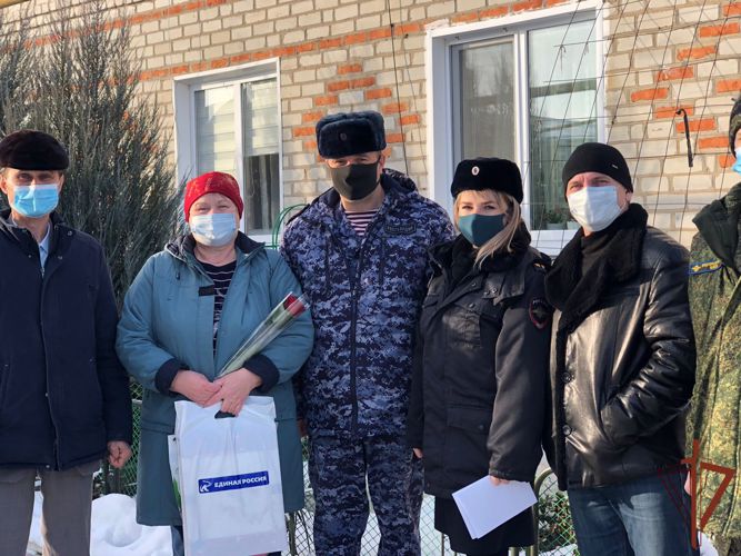 Представители Росгвардии поздравили семьи погибших сослуживцев из Белгородской области с Новым Годом и Рождеством