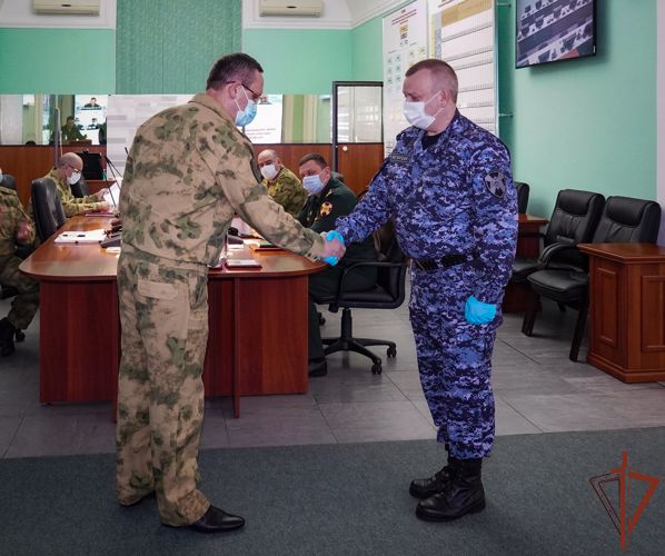 Командующий Северо-Западным округом наградил росгвардейцев за спасение людей из огня