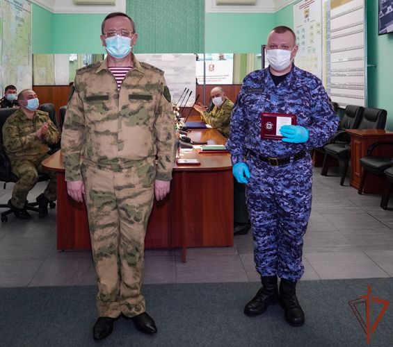 Командующий Северо-Западным округом наградил росгвардейцев за спасение людей из огня