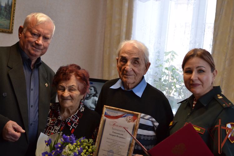 В Самаре росгвардейцы поздравили с  95-летием ветерана ведомства