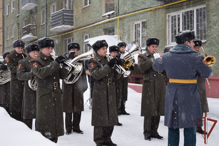 Военнослужащие саровской дивизии Росгвардии поздравили ветерана Великой Отечественной войны с 97-летием