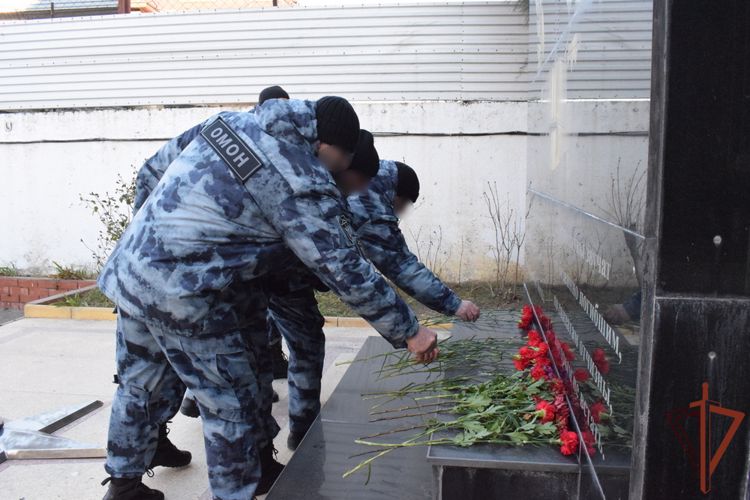 Росгвардейцы Дагестана почтили память сослуживцев, погибших в ходе кизлярских и первомайских событий 1996 года