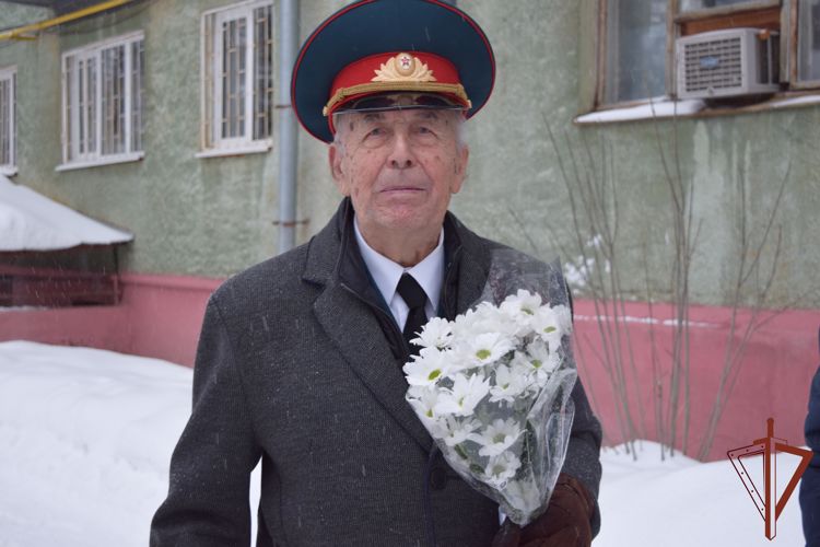 Военнослужащие саровской дивизии Росгвардии поздравили ветерана Великой Отечественной войны с 97-летием