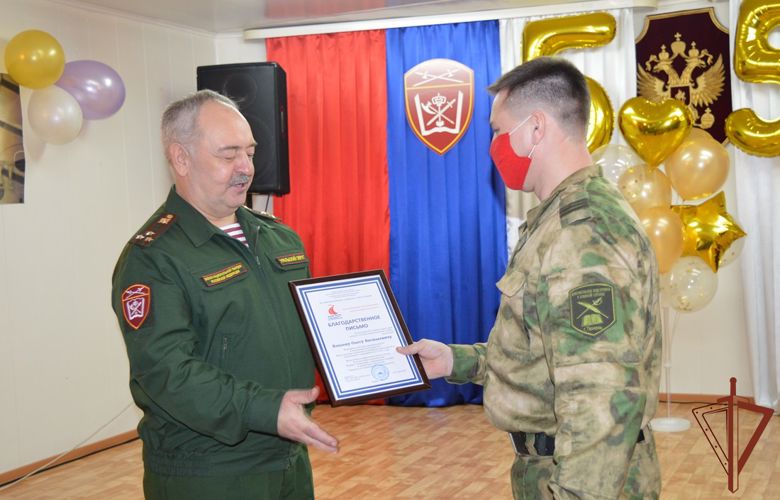 Командующий Уральским округом Росгвардии поздравил начальника тюменского кинологического центра с 55-летием