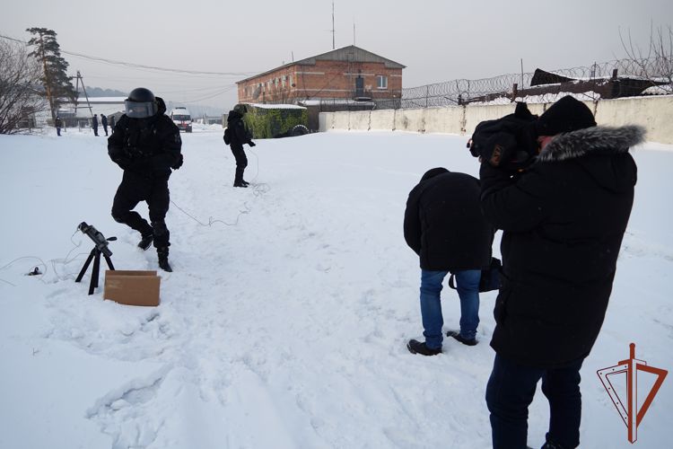 В День инженерной службы Росгвардии журналисты из Бурятии побывали в гостях у взрывотехников ОМОН