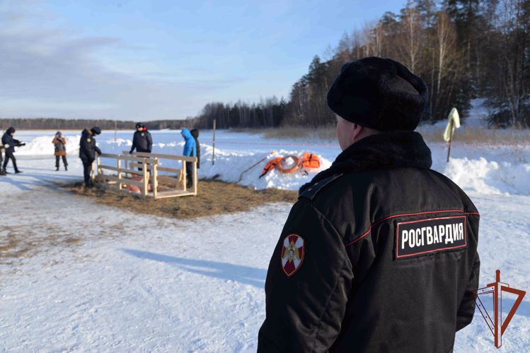 Росгвардия обеспечила правопорядок во время празднования Крещения Господня на Урале (видео)