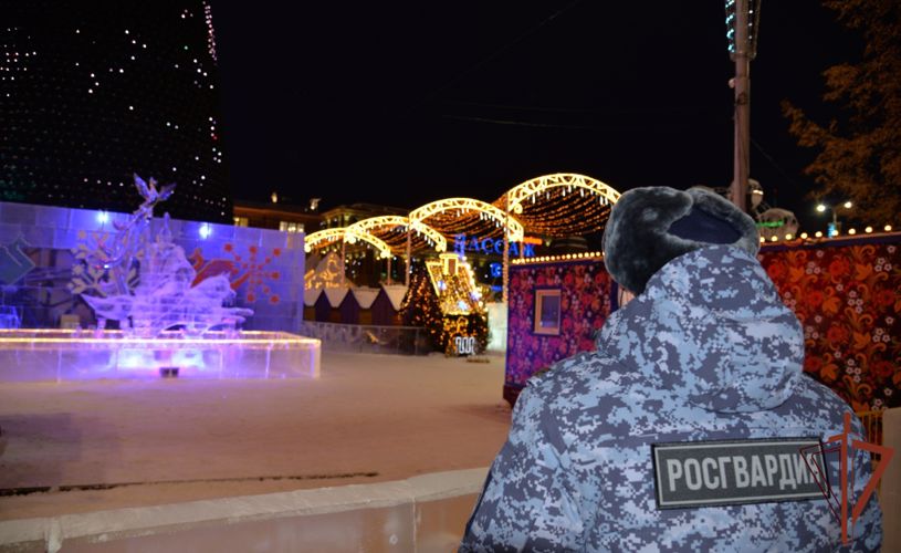 Военнослужащие и сотрудники Уральского округа Росгвардии приняли участие в обеспечении правопорядка и безопасности граждан в новогоднюю ночь
