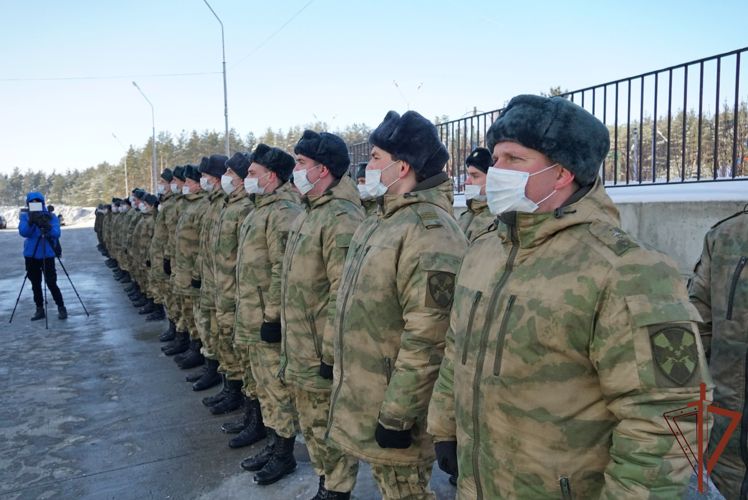 Военнослужащим Центрального округа Росгвардии вручили ключи от новых служебных квартир