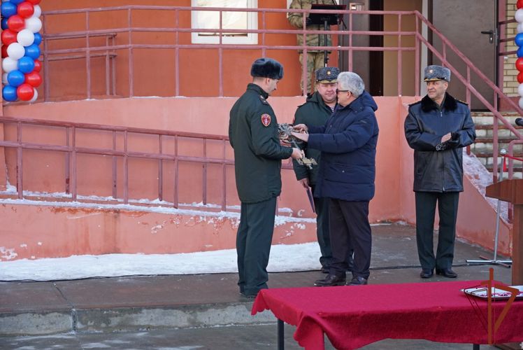 Военнослужащим Центрального округа Росгвардии вручили ключи от новых служебных квартир