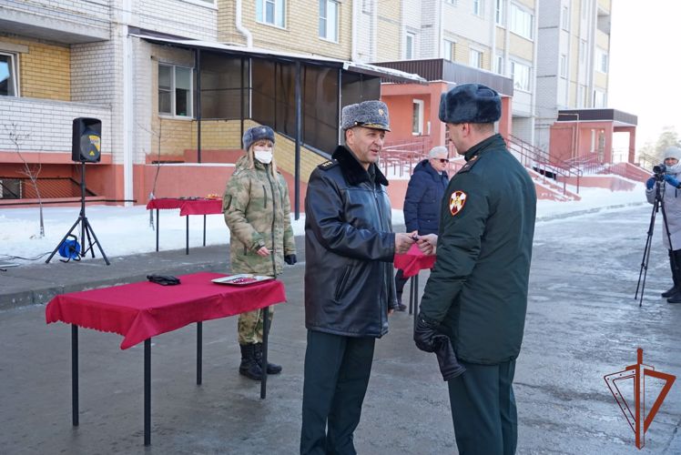 Военнослужащим Центрального округа Росгвардии вручили ключи от новых служебных квартир