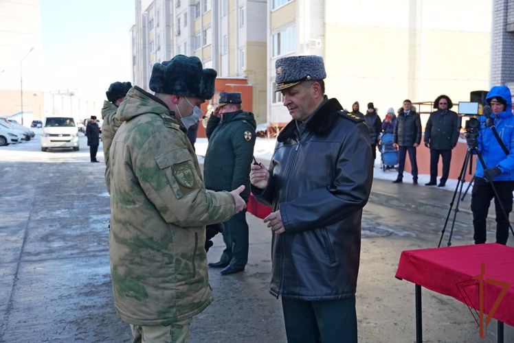 Военнослужащим Центрального округа Росгвардии вручили ключи от новых служебных квартир