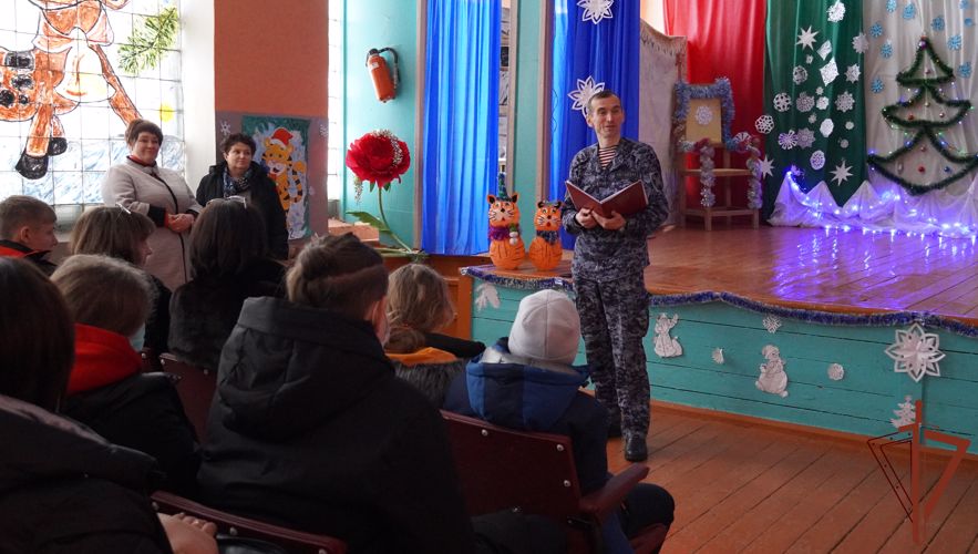 В Саратовской области сотрудники Росгвардии поздравили с наступающими новогодними праздниками  семью погибшего военнослужащего