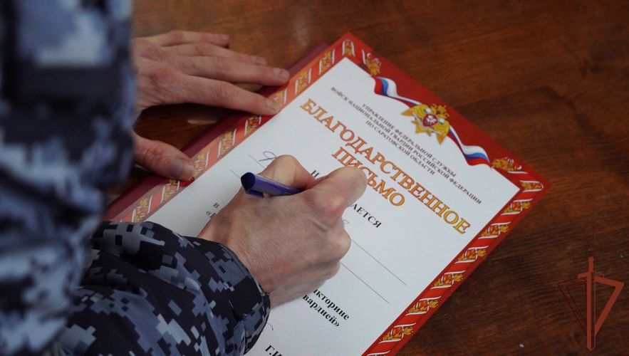 В Саратовской области сотрудники Росгвардии поздравили с наступающими новогодними праздниками  семью погибшего военнослужащего