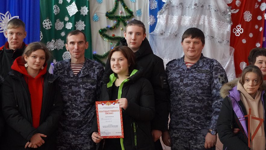 В Саратовской области сотрудники Росгвардии поздравили с наступающими новогодними праздниками  семью погибшего военнослужащего