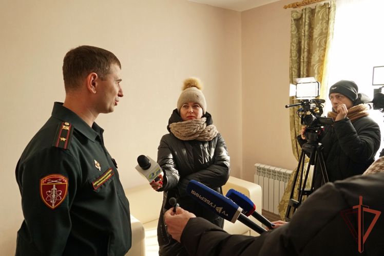 Военнослужащим Центрального округа Росгвардии вручили ключи от новых служебных квартир