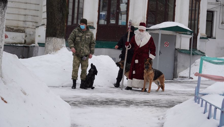 «Дед Мороз специального назначения» поздравил с рождеством маленьких пациентов, проходящих лечение в областном диспансере Саратова