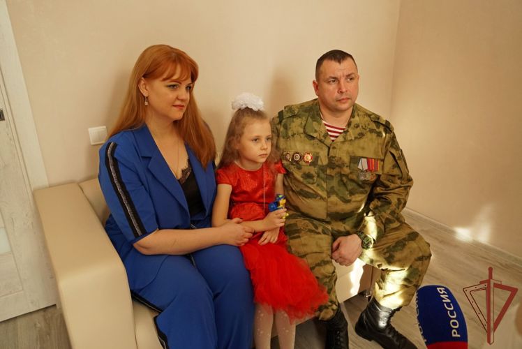 Военнослужащим Центрального округа Росгвардии вручили ключи от новых служебных квартир