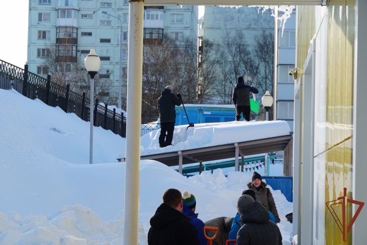 Сахалинские росгвардейцы оказали помощь в расчистке снега в детском саду «Радуга»