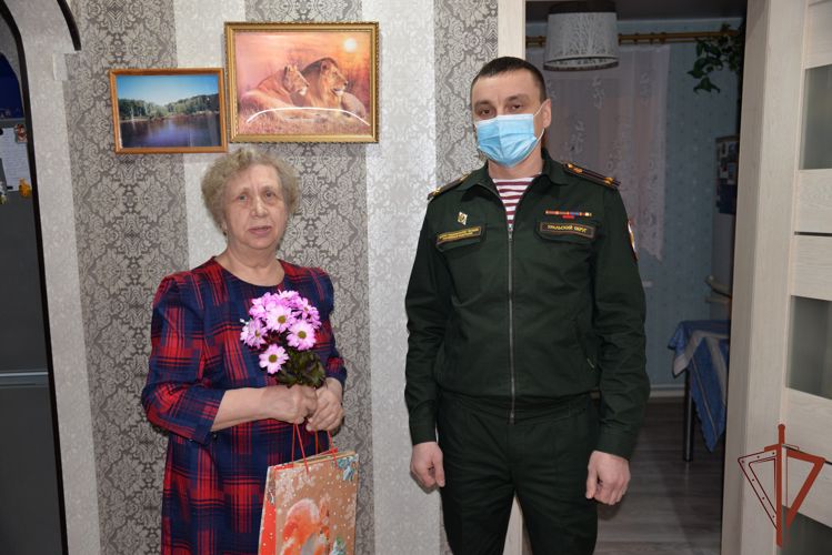 Офицеры Росгвардии в Югре поздравили бывших жителей  Ленинграда с годовщиной полного освобождения города от фашистской блокады  (видео)