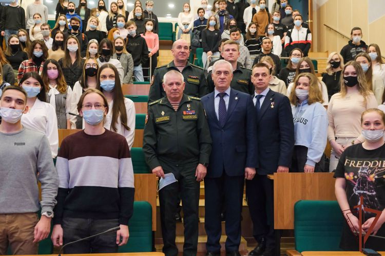 Командующий Уральским округом Росгвардии провёл встречу со студенческой молодежью в Екатеринбурге