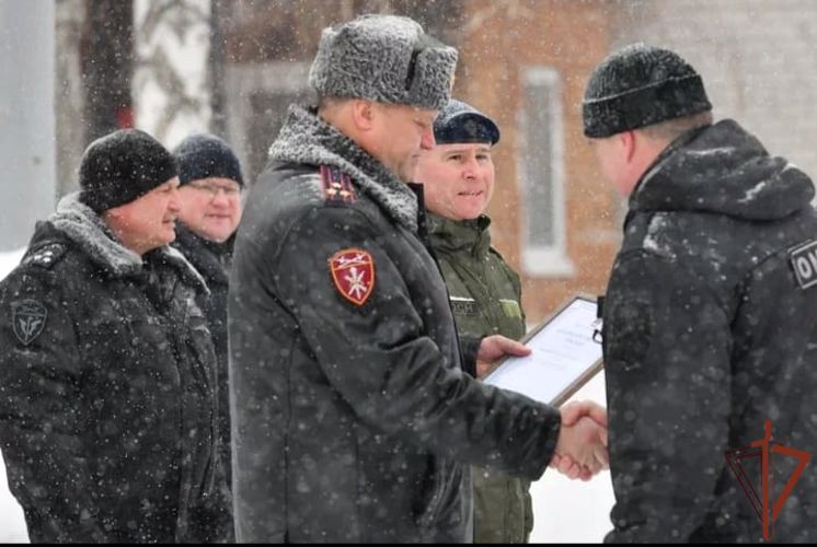 Бойцы и ветераны тюменских ОМОН и СОБР Росгвардии встретились с Героем России Александром Головашкиным