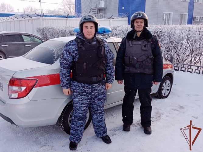 Сотрудники Росгвардии спасли пожилого мужчину и подростка из горящего дома в Омской области