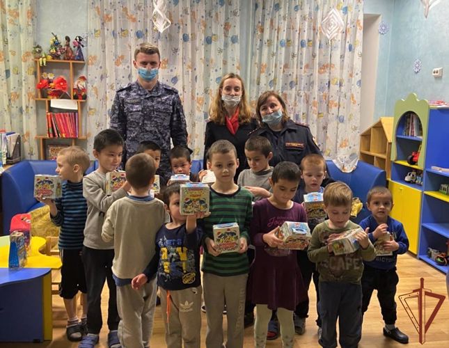 Росгвардейцы поздравили воспитанников социального детского приюта в Петербурге с Рождеством 