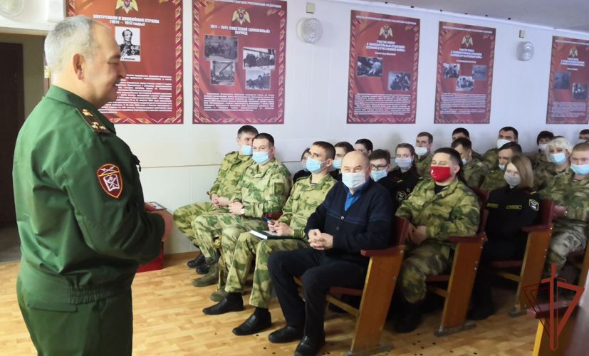 Командующий Уральским округом Росгвардии поздравил начальника тюменского кинологического центра с 55-летием