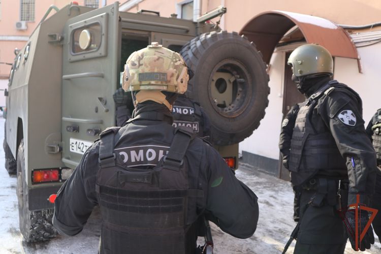 При содействии ОМОН в Санкт-Петербурге проведен профилактический миграционный рейд 