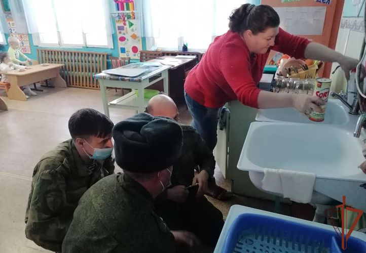 Росгвардейцы в Зауралье оказали помощь подшефному дошкольному детскому учреждению