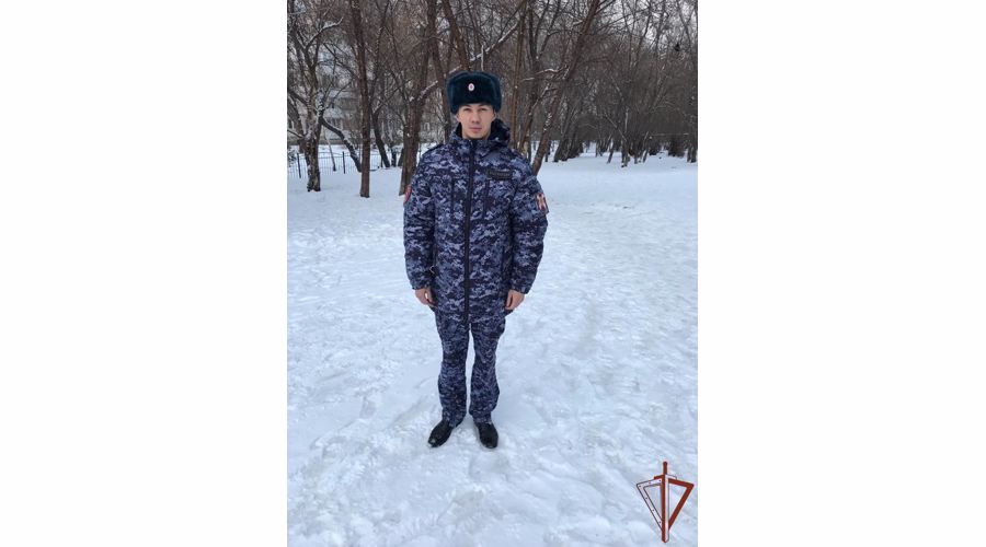 Росгвардеец организовал эвакуацию жильцов из горящего дома в Красноярском крае