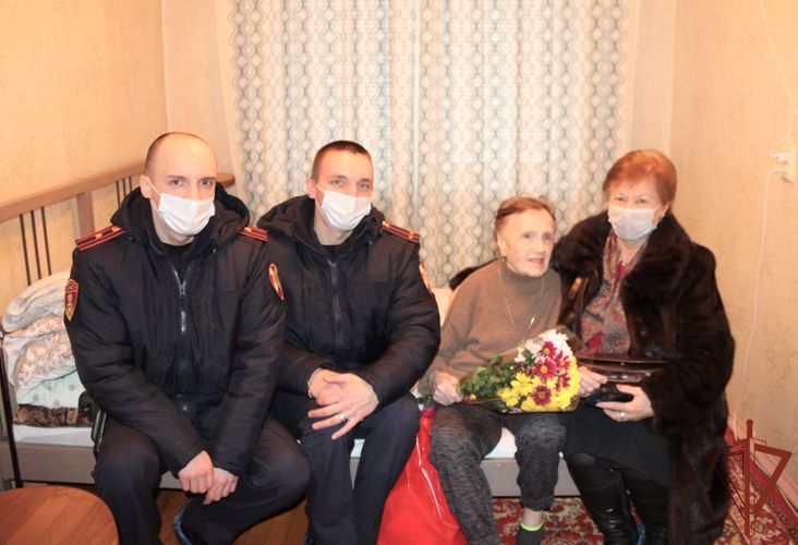 В Санкт-Петербурге сотрудники Росгвардии поздравили ветерана службы с предстоящим Днем освобождения Ленинграда от фашистской блокады 