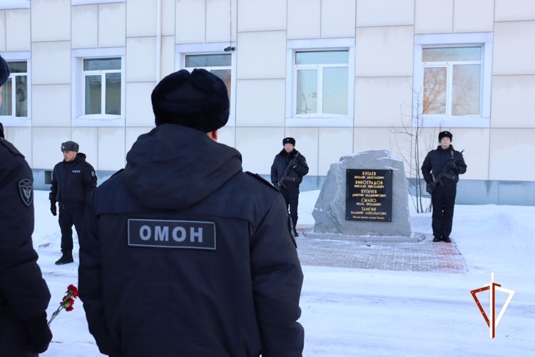 Сотрудники Росгвардии в Хабаровске почтили память Героев России, погибших при исполнении служебных обязанностей