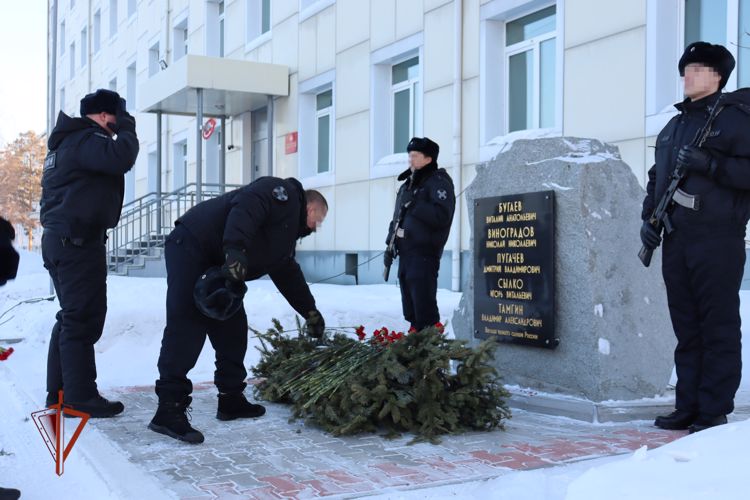 Сотрудники Росгвардии в Хабаровске почтили память Героев России, погибших при исполнении служебных обязанностей