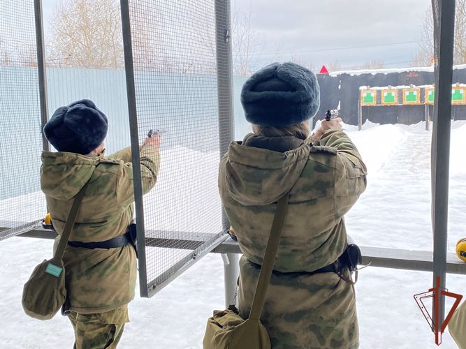Военнослужащие и сотрудники управления Уральского округа Росгвардии провели стрельбы  (видео)