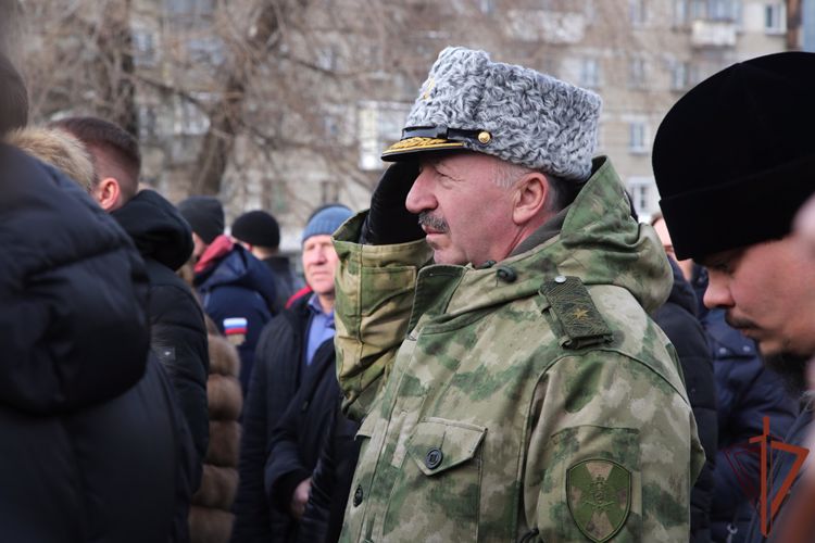 Сотрудники Росгвардии приняли участие в открытии памятника Александру II в Челябинске