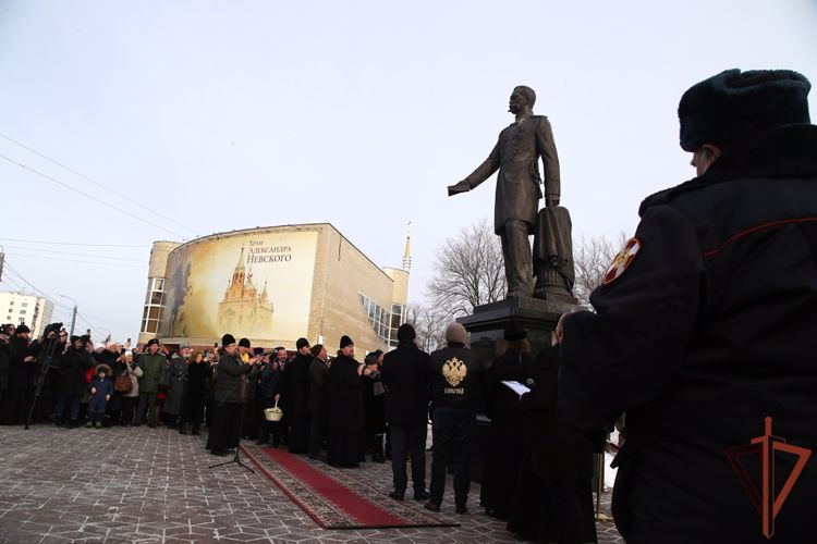 Сотрудники Росгвардии приняли участие в открытии памятника Александру II в Челябинске