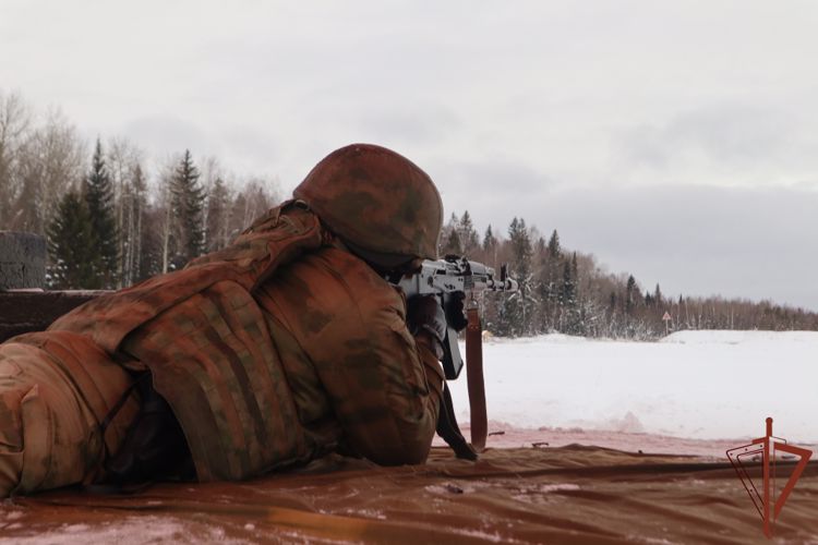 Военнослужащие и сотрудники управления Уральского округа Росгвардии провели стрельбы  (видео)