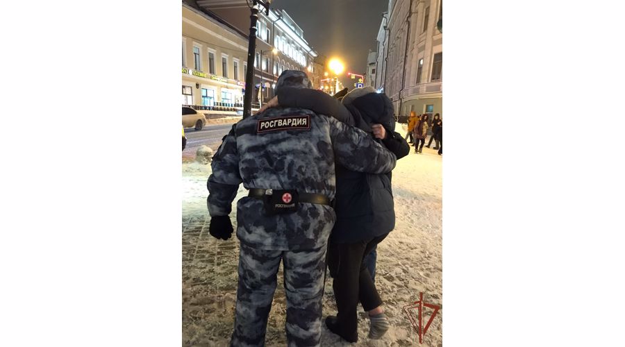 Военнослужащие казанского полка Росгвардии оказали помощь женщине, сломавшей ногу на улице