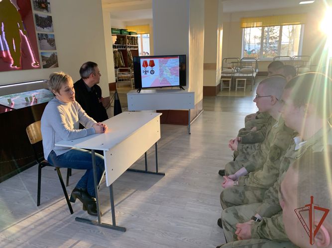 Военнослужащим по призыву Северо-Западного округа Росгвардии рассказали о подвиге погибшего офицера