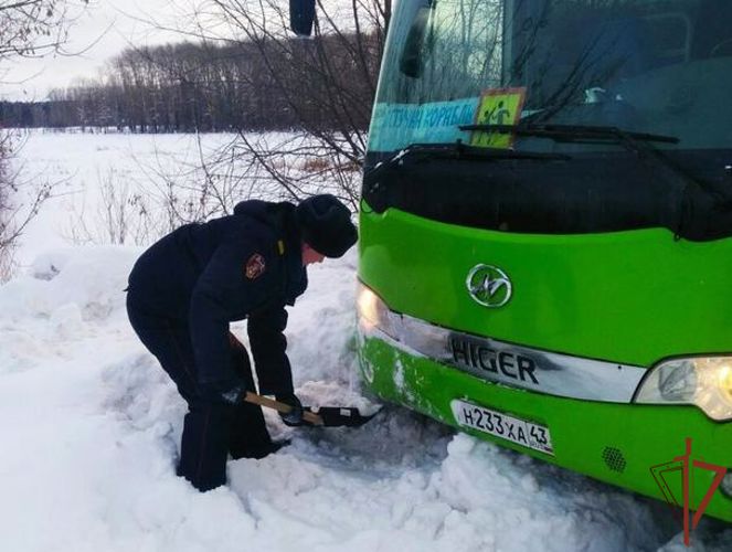 Директор кировского центра активного отдыха поблагодарила росгвардейцев за помощь  водителю автобуса на заснеженной дороге