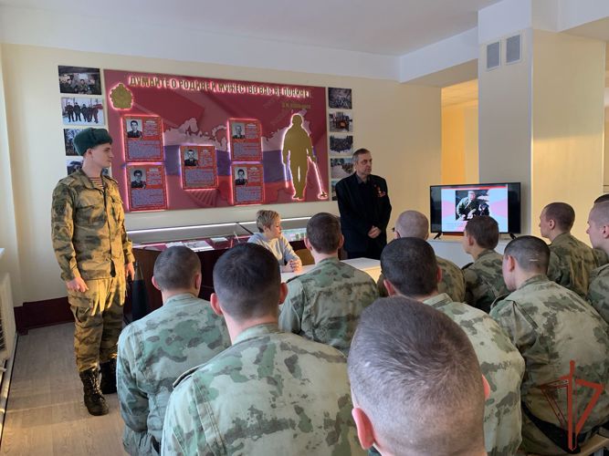 Военнослужащим по призыву Северо-Западного округа Росгвардии рассказали о подвиге погибшего офицера