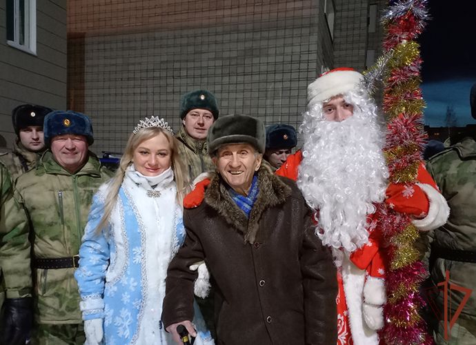 Росгвардия персональным выступлением военного оркестра поздравила с Новым годом ветерана Великой Отечественной войны на Урале (видео)