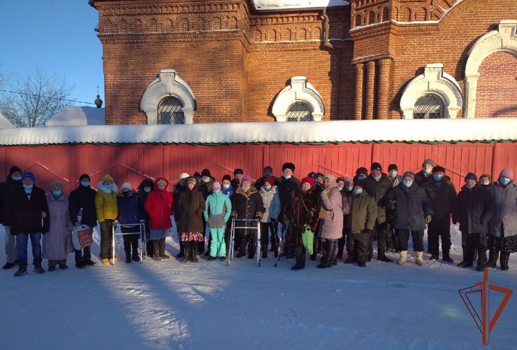 Военнослужащие Росгвардии помогли престарелым людям посетить святые места Урала