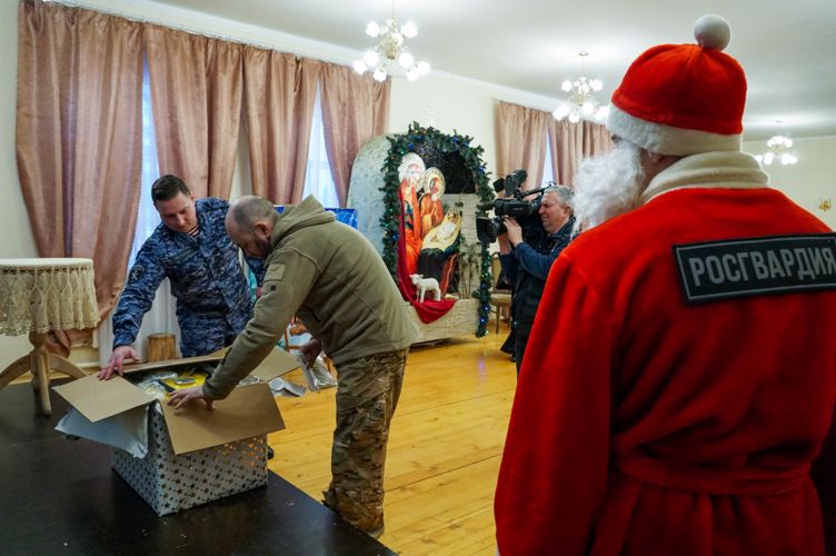 Представители Росгвардии выполнили новогоднее желание детей из новгородского патриотического клуба