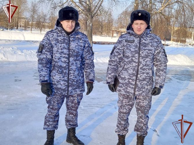 Замерзавшему на дороге Твери водителю на помощь пришли сотрудники Росгвардии 