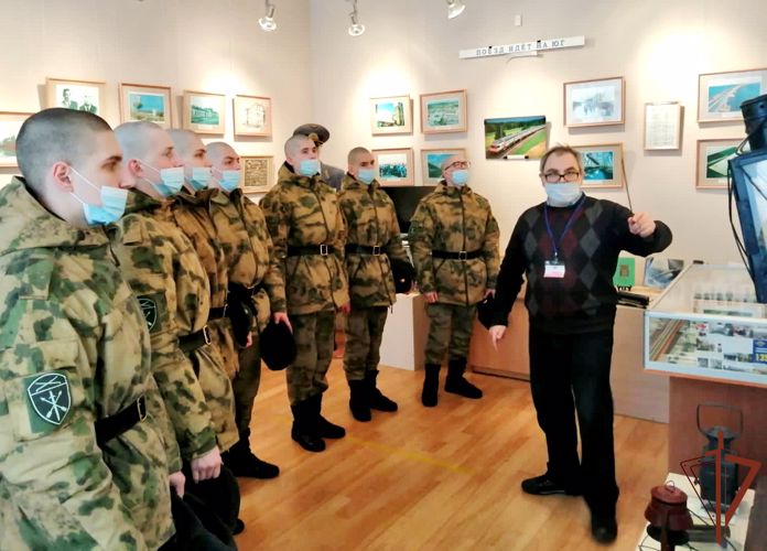 По случаю Дня Крыма военнослужащие полка Росгвардии познакомились с экспозицией  музея Симферополя 
