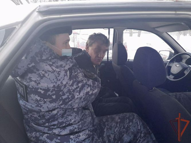 В Санкт-Петербурге сотрудники Росгвардии задержали нетрезвого хулигана, который размахивал ножами на улице около жилого дома (видео)