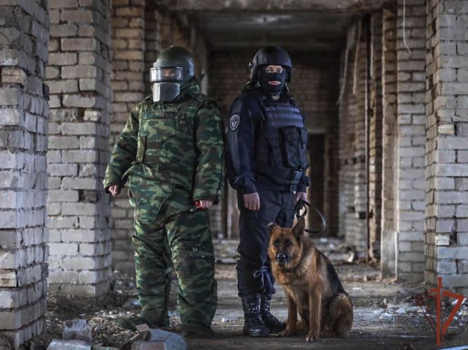 Командующий Центральным округом поздравил специалистов-инженеров с 75-летием службы
